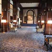 ホテルニューグランドの画像｜２Fのロビー。ホテル内のどこを見ても絵になり、飽きさせない