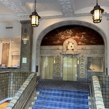 ホテルニューグランドの画像｜入り口すぐ有名な階段