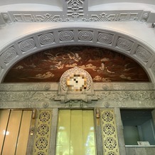 ホテルニューグランドの画像｜階段の時計写真