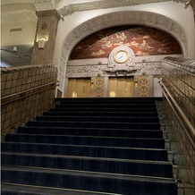 ホテルニューグランドの画像｜ホテルの入り口の大階段です。ロケーション撮影にも使われる特徴的なスポットです。