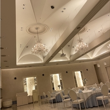 アンフェリシオンの画像｜挙式会場の天井、照明写真