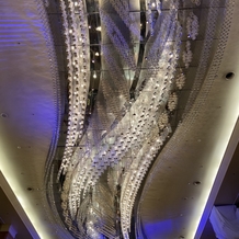 ロイヤルパークホテルの画像｜天の川をイメージされたシャンデリアです。こちらはロビーの天井にあり、このシャンデリアの下で結婚式を挙