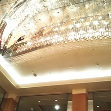 ロイヤルパークホテルの画像｜ロビー一体に広がる天の川シャンデリア