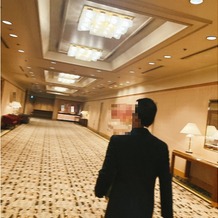 ロイヤルパークホテルの画像｜会場フロアの廊下。
挙式会場・披露宴会場・衣裳室・美容室・控室がこのフロアに収まっています。