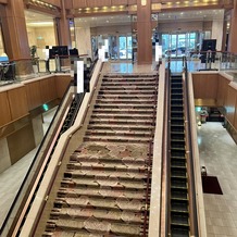 ロイヤルパークホテルの画像｜ロビー階段挙式の1階からの眺め