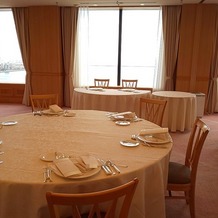 ホテルオークラ神戸の画像｜34階メイフェア 海側が見える披露宴会場。30人～でも使用可能だそうです。