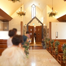 西鉄グランドホテルの画像｜新郎新婦退場。
ステンドグラスからは光が差し込み会場全体が明るい雰囲気でした。