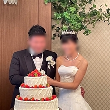 西鉄グランドホテルの画像｜ケーキ入刀。
シンプルすぎないお洒落な3段ケーキでした。