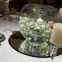 西鉄グランドホテルの画像｜ゲストテーブルのお花当日はカラトリーなどもあり気になりませんでしたが、写真で見ると少し寂しかったかも