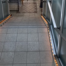 アニヴェルセル ヒルズ横浜の画像｜挙式会場から披露宴会場までの道の階段です。ライトアップされて可愛いです。