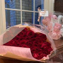アニヴェルセル 大宮の画像｜サプライズで渡されていた薔薇の花束