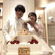 アニヴェルセル 大阪の画像｜ファーストバイトの可愛いケーキと新郎新婦