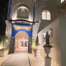 アニヴェルセル 白壁の画像｜会場の入口（夜）