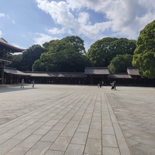 FOREST TERRACE　明治神宮・桃林荘の画像｜控室のある建物から挙式会場へと向かう参道。