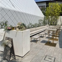 ガーデンベルズ宮崎の画像｜チャペル横のエリア。ここで飲み物等出すことができる