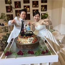 アルカーサル　ビエントスの画像｜キキのケーキで喜ぶ新郎新婦2