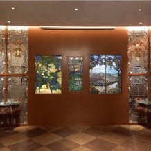 メゾン ポール・ボキューズの画像｜披露宴会場にもティファニー製のステンドグラスがあります。
