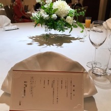 パレスホテル大宮(Palace Hotel Omiya)の画像｜各テーブルのお花(自分の好きなイメージを伝えました。料金もサイズ、お花によって異なります)メニュー表