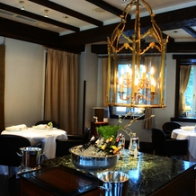 オーベルジュ・ド・リル サッポロの画像｜シャンデリアがすてきなレストラン会場。待合室にもできるらしい。