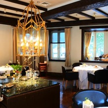 オーベルジュ・ド・リル サッポロの画像｜シャンデリアのある一階のレストラン会場。