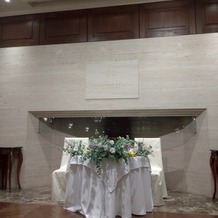 オーベルジュ・ド・リル サッポロの画像｜メインテーブル装花。イメージ通りにシンプルなグリーンの装花にしてくださいました。