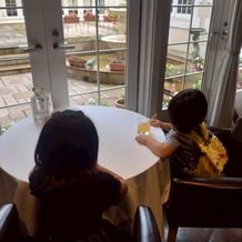 オーベルジュ・ド・リル サッポロの画像｜披露宴開始前の控室。子供ゲストもジュースを飲んで楽しんでくれていたようです。