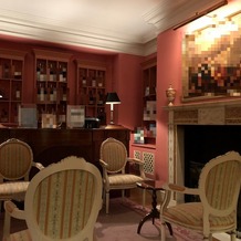 オーベルジュ・ド・リル トーキョーの画像｜待合室。バーカウンターをウェルカムスペースにも使えるそうです。また、ここもフォトスポットになります。