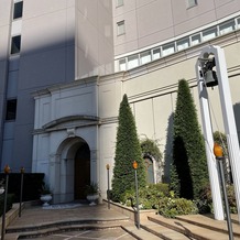 ヒルトン東京お台場の画像｜屋内チャペルの場合は、ここでフラワーシャワーや記念撮影ができます。