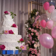 ヒルトン東京お台場の画像｜ウェディングケーキは5段のものを使用しました！
全体と同じくピンクの花を添えて上品に仕上げました。