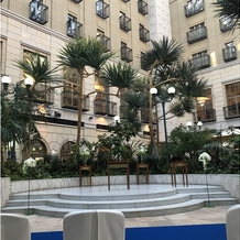 水戸プラザホテルの画像｜中庭の挙式は、カフェが近くにあるので視線が気にならない方にはいいかもしれません。