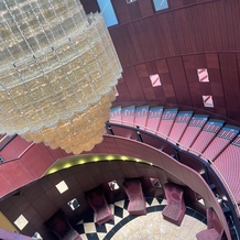 水戸プラザホテルの画像｜螺旋階段とシャンデリア。記念撮影に使える