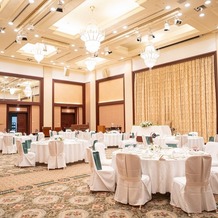 水戸プラザホテルの画像｜披露宴会場椅子の色はホワイトに