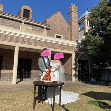 ウエディングヒルズ　アジュールの画像｜披露宴会場前のガーデンでケーキ入刀しました。