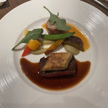The New Hotel Kumamoto（ザ・ニューホテル熊本）の画像｜メインの肉&amp;魚料理。
ホタテ貝のパンチェッタ巻きルッコラ添。
赤牛フィレ肉とフォアグラのポワレ。