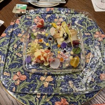 The New Hotel Kumamoto（ザ・ニューホテル熊本）の画像｜前菜。
柄の器の上に、透明な皿に前菜を盛り付けてあったので、目で料理を味わう事が出来ず残念な見た目