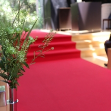 迎賓館の画像｜絨毯の赤色に、焦茶の木と自然の緑が映える。光も差し込み幻想的。