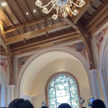東京ディズニーシー・ホテルミラコスタの画像｜天井に木が使われており温もりのあるチャペル、ステンドグラスも印象的