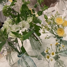 ＶＩＬＬＡＳ　ＤＥＳ　ＭＡＲＩＡＧＥＳ　軽井澤（ヴィラ・デ・マリアージュ　軽井澤）の画像｜小さな瓶に入ったお花たち