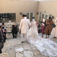 ＶＩＬＬＡＳ　ＤＥＳ　ＭＡＲＩＡＧＥＳ　高崎（ヴィラ・デ・マリアージュ　高崎）の画像｜フラワーシャワーの彩りがよく、新婦のドレスがより映えていました