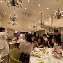 ＶＩＬＬＡＳ　ＤＥＳ　ＭＡＲＩＡＧＥＳ　高崎（ヴィラ・デ・マリアージュ　高崎）の画像｜お色直し後の新婦は後ろの階段から登場しました