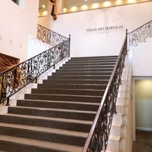 ＶＩＬＬＡＳ　ＤＥＳ　ＭＡＲＩＡＧＥＳ　宇都宮（ヴィラ・デ・マリアージュ　宇都宮）の画像｜正面入り口すぐの中央階段