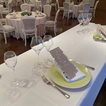 ＶＩＬＬＡＳ　ＤＥＳ　ＭＡＲＩＡＧＥＳ　宇都宮（ヴィラ・デ・マリアージュ　宇都宮）の画像｜披露宴の当日スタイルをイメージしやすいようにテーブルのセッティングがされていました。