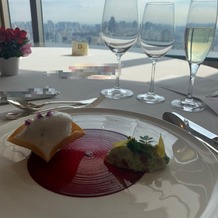 セルリアンタワー東急ホテルの画像｜試食の前菜。ビーツできれいに模様付けされている。