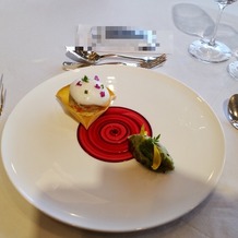 セルリアンタワー東急ホテルの画像｜披露宴でいただくアボガドのサラダ仕立てマグロタルタル蟹のパイを添えて