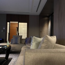 セルリアンタワー東急ホテルの画像｜リビングルーム1(37階スイートルーム)