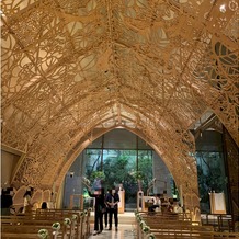 ＡＮＡクラウンプラザホテル広島の画像｜メインの挙式会場。
天井が全面木でできていて華やかであり落ち着いた雰囲気です。