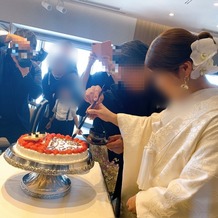 浅草ビューホテルの画像｜和装だったのでダルマケーキ
目にチョコレートで筆入れしました