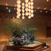  The Okura Tokyo(オークラ東京）の画像｜ロビーのランタンと生け花
生け花は季節感が出るフォトスポットです