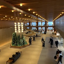  The Okura Tokyo(オークラ東京）の画像｜大きな受付で、皆様こちらで挙式前のお写真を撮っておられました。