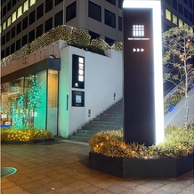 Restaurant　mitte（レストラン　ミッテ）の画像｜式場の入るビルの看板